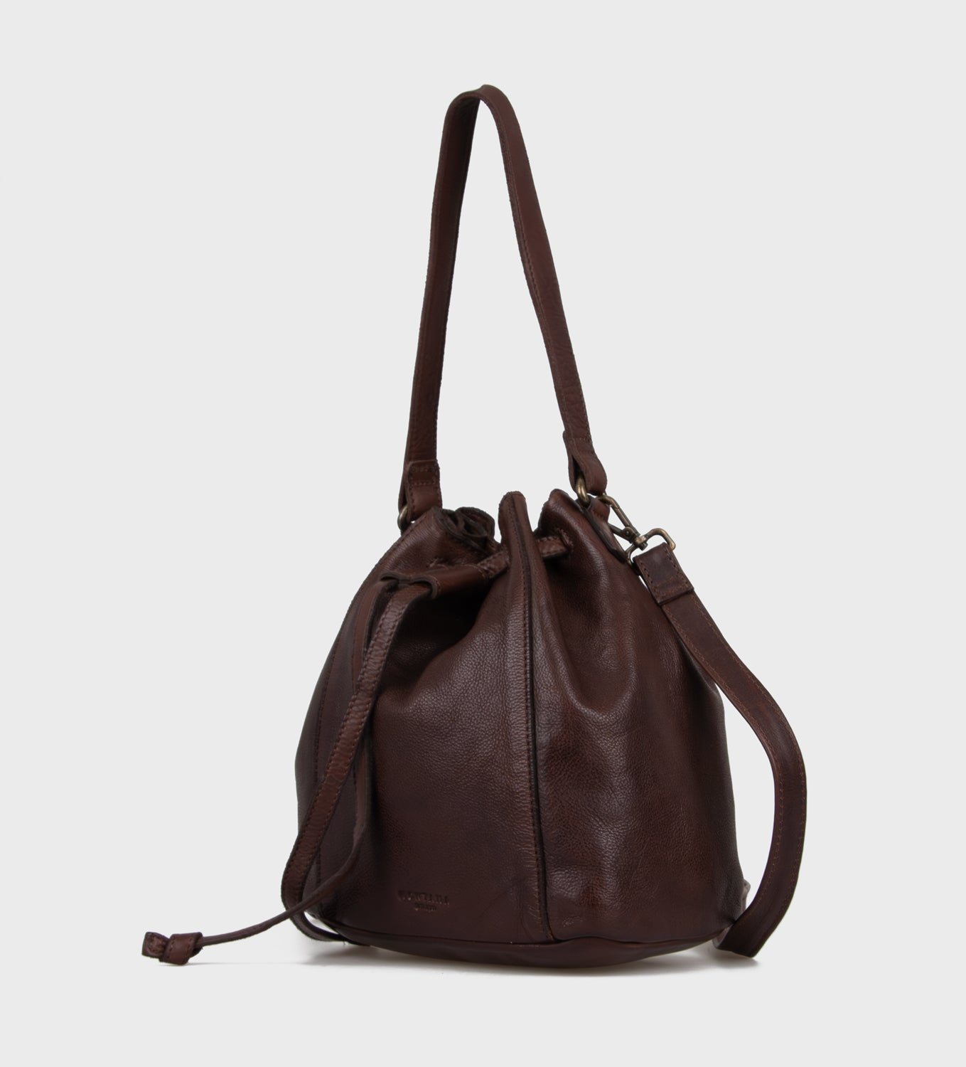 Ruige elegantie met praktische functionaliteit komen samen in de Olive Urban van Montana.