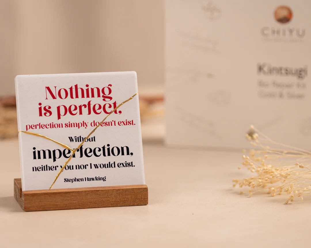 Kintsugi biobased reparatie - Herstelde keramiek met gouden lijnen, milieuvriendelijke herstel methode