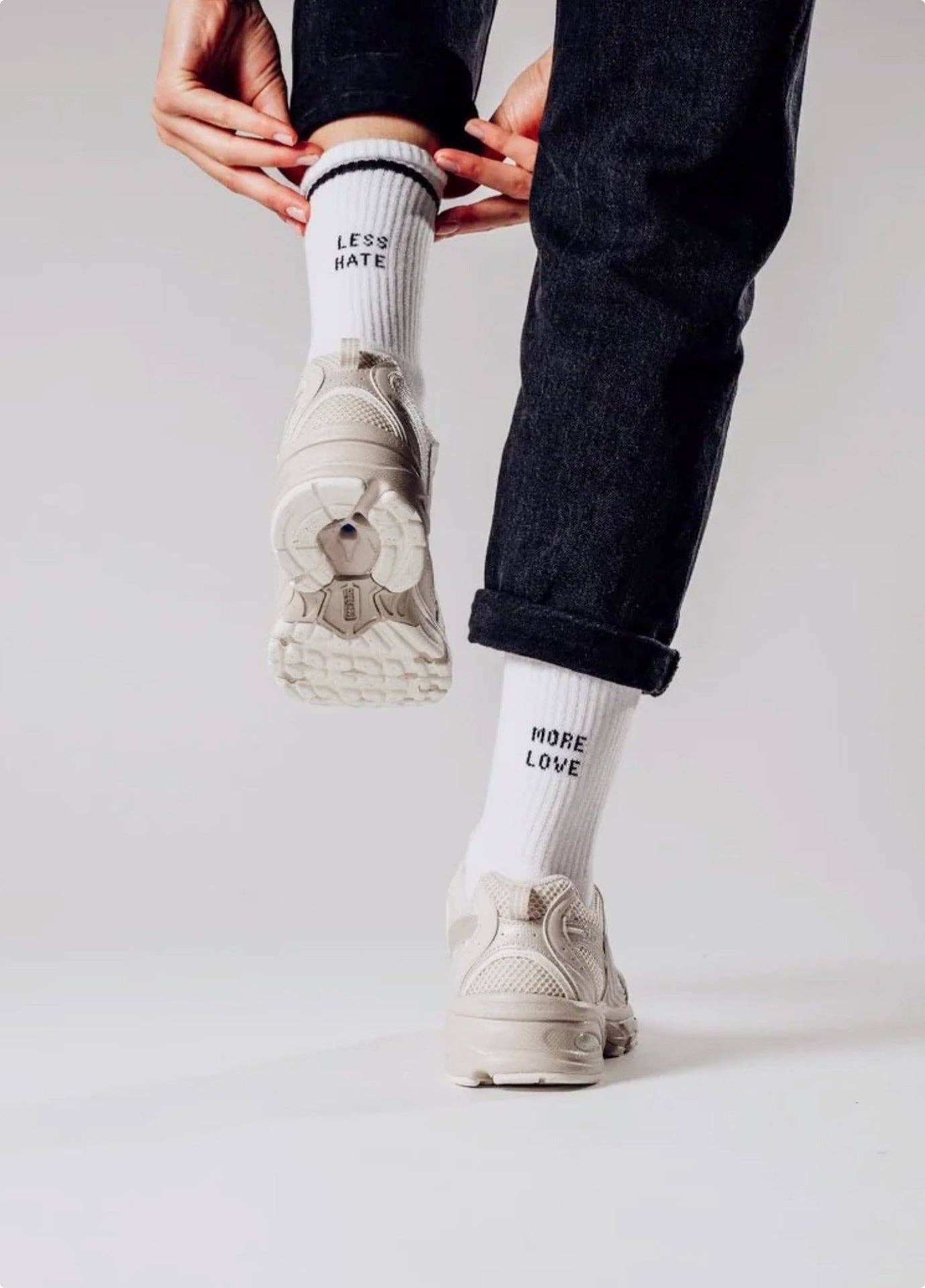 NBDC More Love Less Hate sokken, perfecte pasvorm, statement