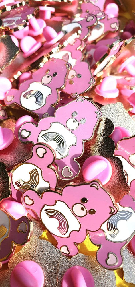 Pin Care Bear Sending Rainbows van Studio Inktvis, foto 3