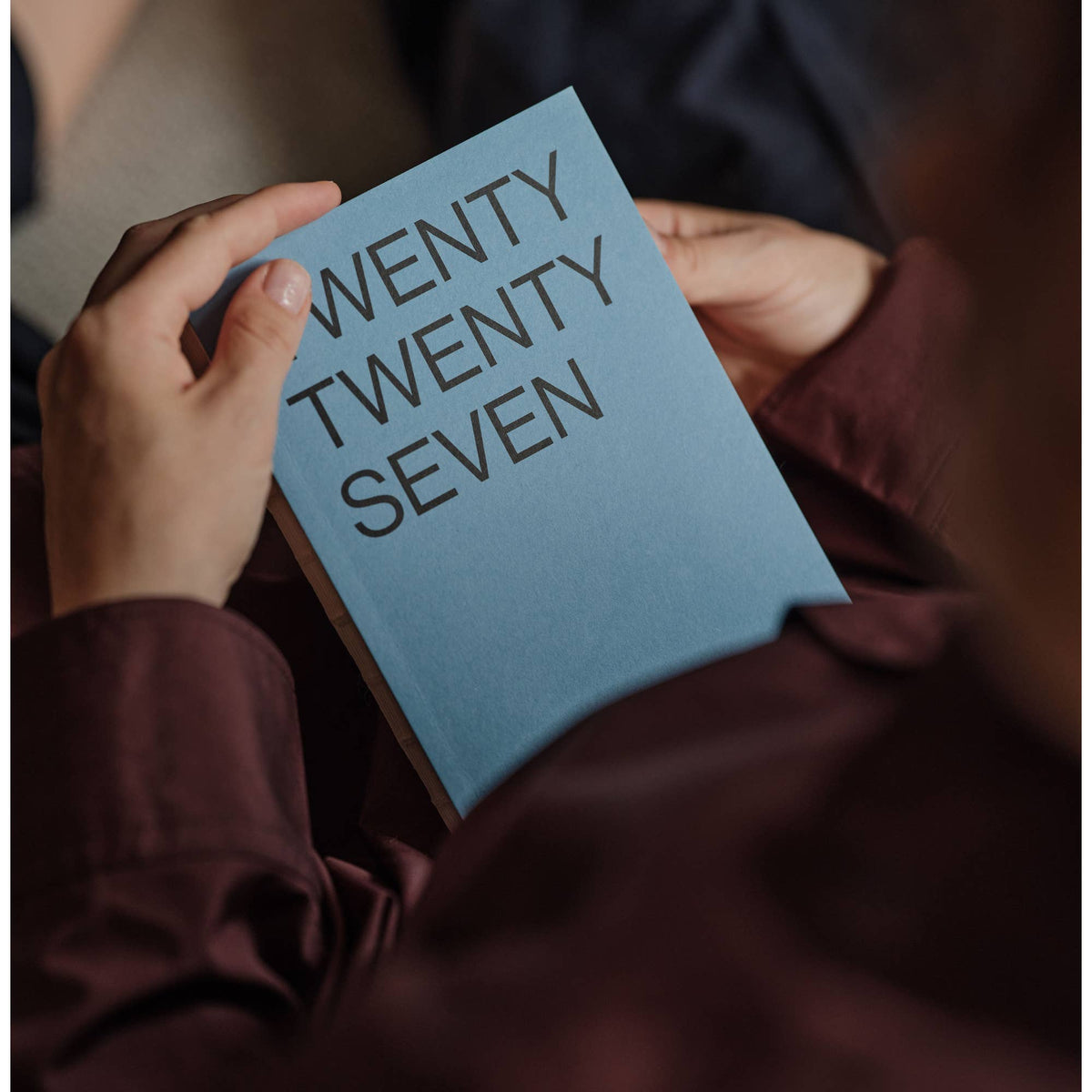 Handen houden de agenda 2027 Koel Blauw van This Might Work vast