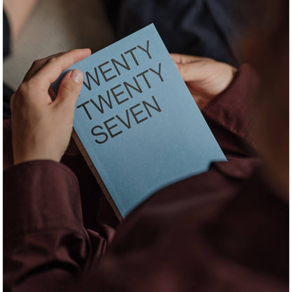 Handen houden de agenda 2027 Koel Blauw van This Might Work vast