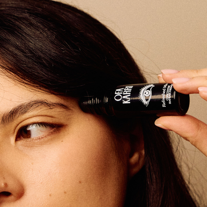 Vrouw brengt de Refreshed Mind roll-on van Ofa Karri aan op haar slaap