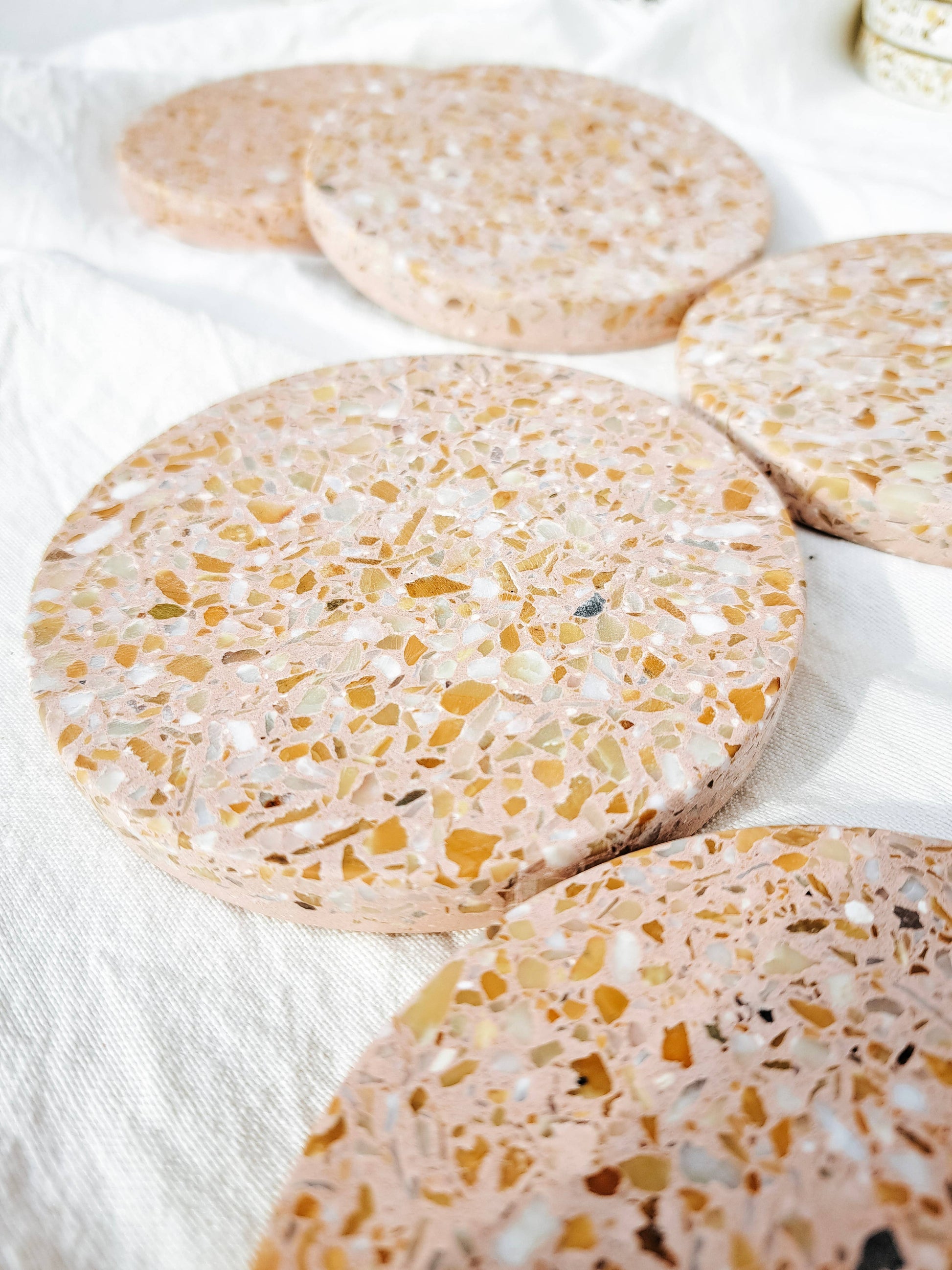 Terrazzo onderzetter Verona beige - Studio Terra MaGi Belgische kwaliteit - verkrijgbaar bij The Good Stuv
