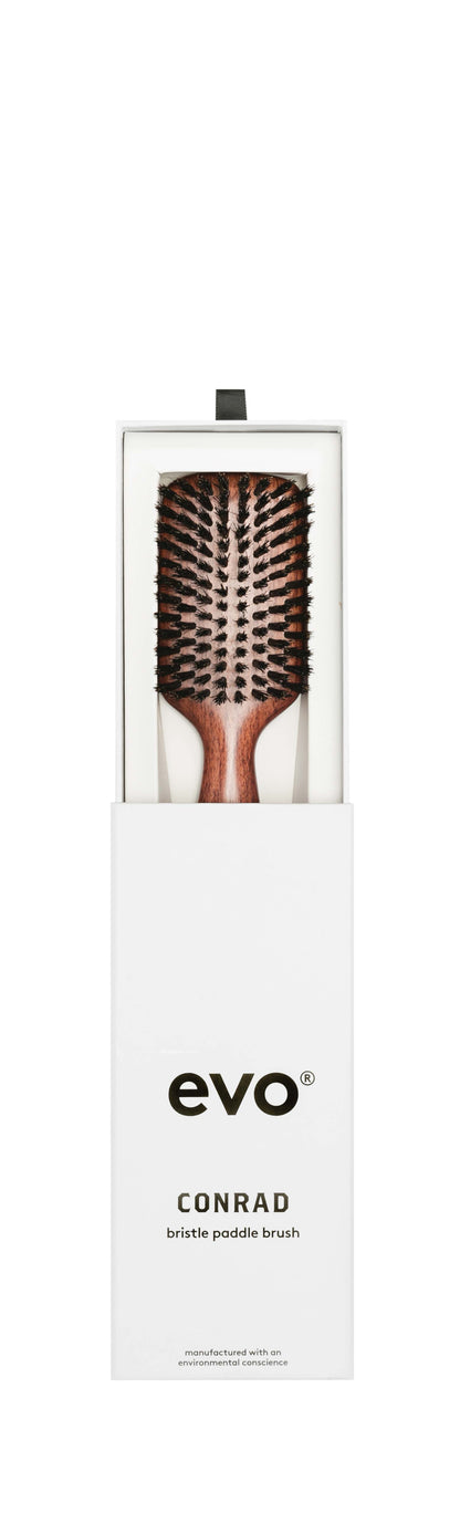 Evo conrad bristle paddle  (dressing) brush is geschikt voor alle haartypen, maar is een wondermiddel voor fijn tot medium haar, of haar dat snel pluist en glans mist. Het is tevens de perfecte borstel voor liefhebbers van klassieke Hollywood-waves; met deze borstel kam je harde krullen moeiteloos uit tot zachte, glanzende golven.