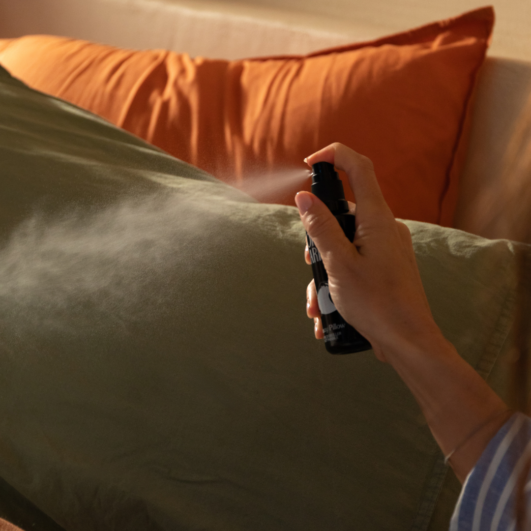 Dreamy Pillow Mist van Ofa Karri wordt op een kussen verstoven