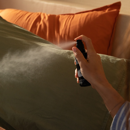 Dreamy Pillow Mist van Ofa Karri wordt op een kussen verstoven