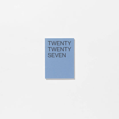 Agenda 2027 Koel Blauw van This Might Work, vooraanzicht met Twenty Twenty Seven