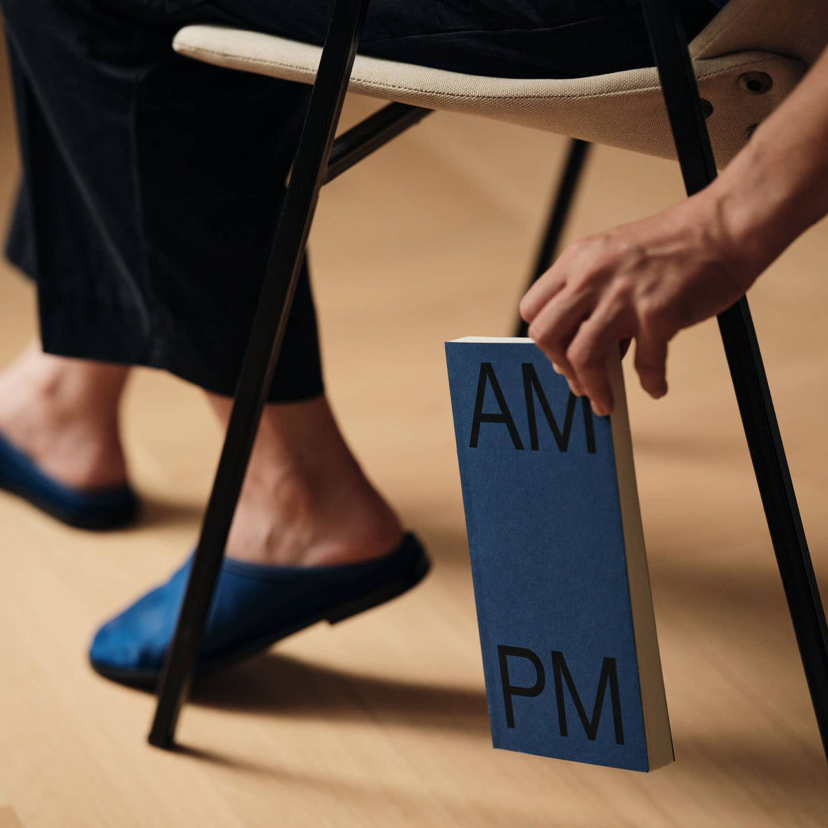 Dagplanner AM-PM Saffier van This Might Work tegen een stoelpoot, sfeerfoto