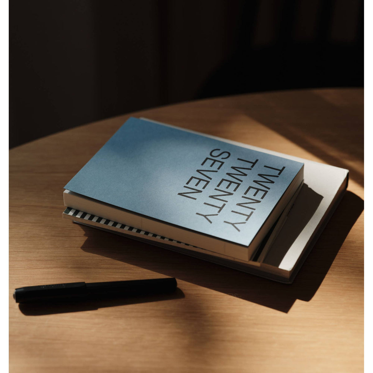 Agenda 2027 Koel Blauw van This Might Work op tafel met een pen, sfeerfoto