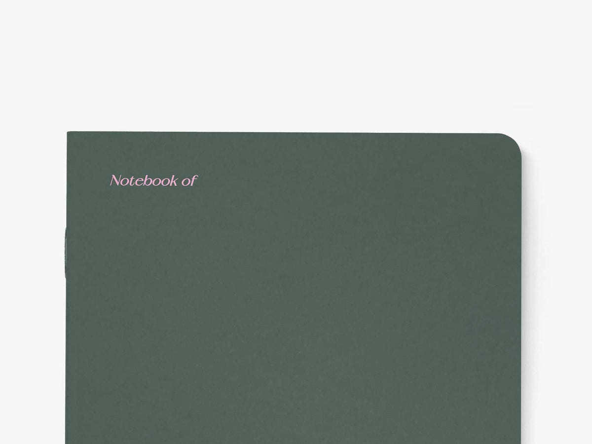 Close-up van de hoek van het donkergroene notitieboek 'My list of bodies I buried in the woods' van typealive