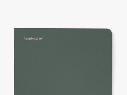 Close-up van de hoek van het donkergroene notitieboek 'My list of bodies I buried in the woods' van typealive