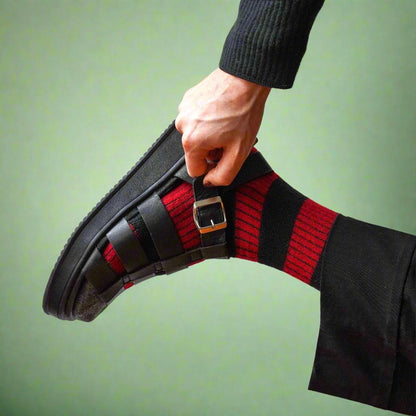 Detail van Klue merino sokken in zwart-rood kleurencombinatie