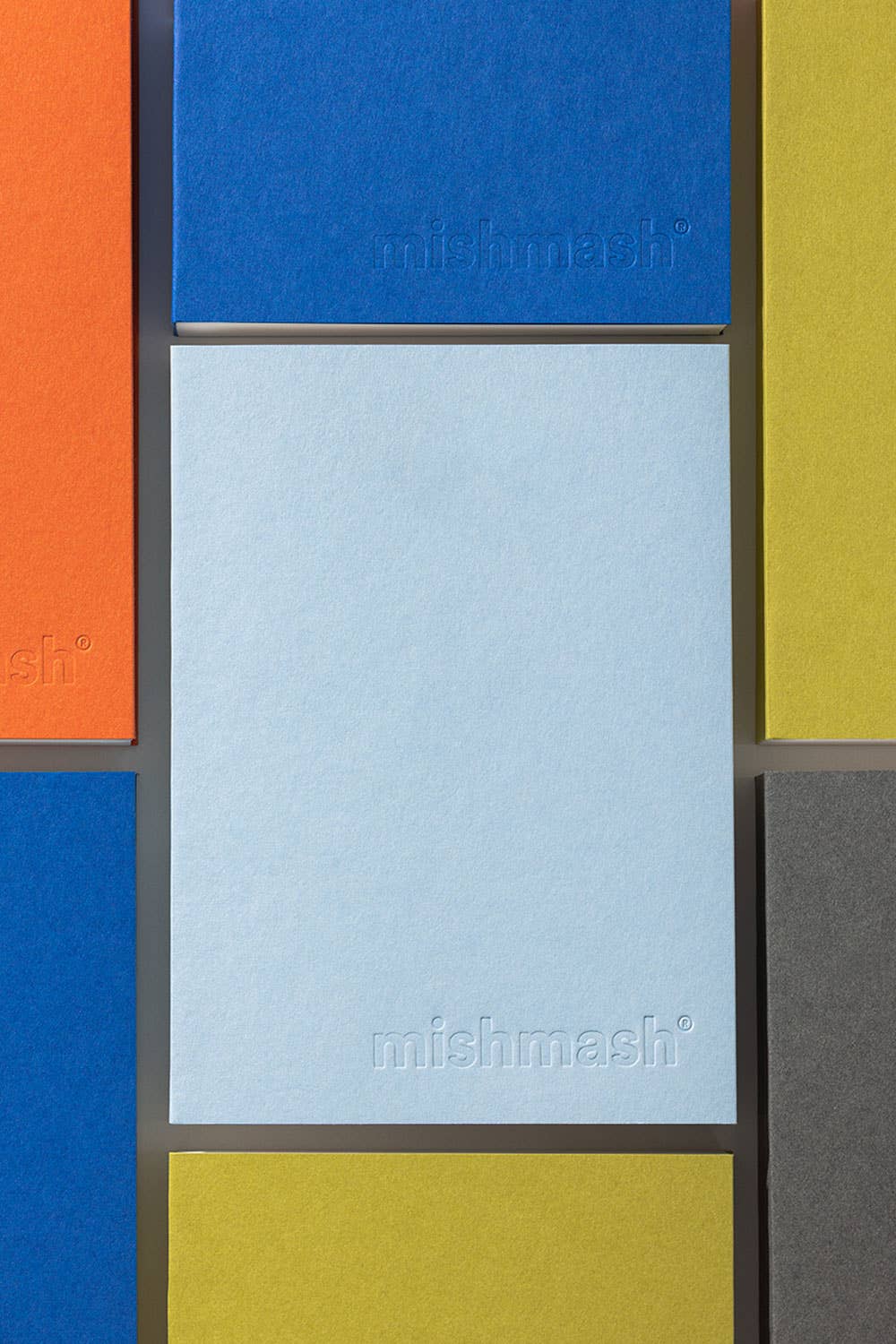 Stapel Naked-notitieboeken van mishmash in verschillende kleuren