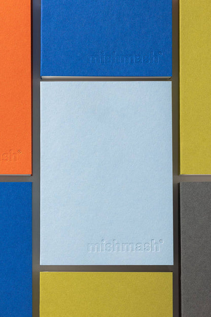 Stapel Naked-notitieboeken van mishmash in verschillende kleuren