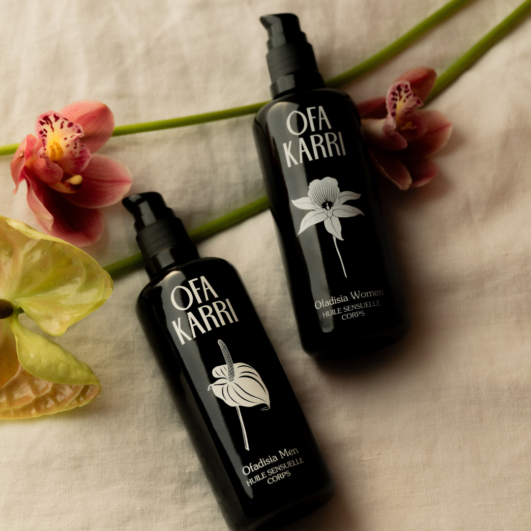 Ofadisia Women en Men massageoliën van Ofa Karri tussen bloemen