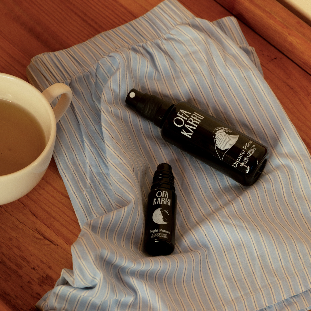 Night Potion en Dreamy Pillow Mist van Ofa Karri op linnen naast een kop thee