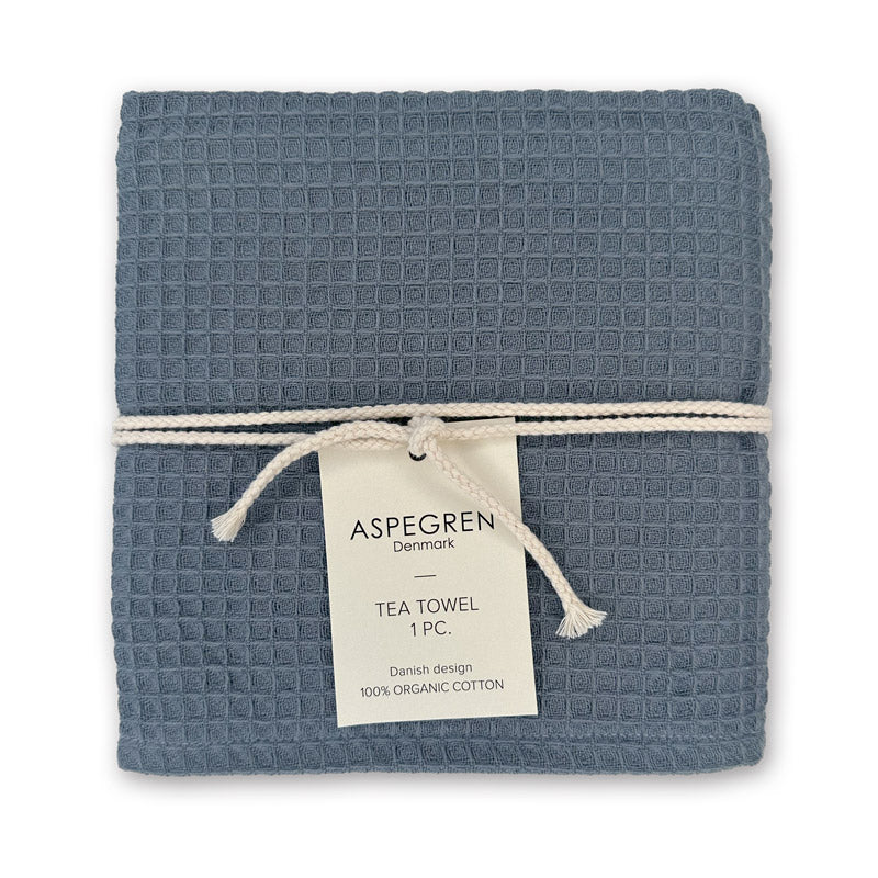 Close-up van Aspegren Denmark theedoek in Blueberry kleur met Deens design
