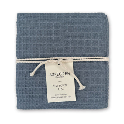 Close-up van Aspegren Denmark theedoek in Blueberry kleur met Deens design