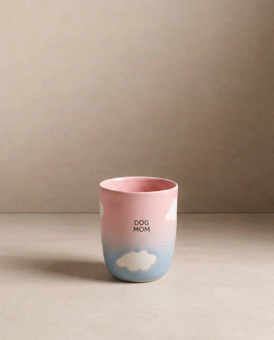 DOG MOM Cloud Sunset beker 220 ml van Egg Back Home, roze en blauw met witte wolkjes en zwarte tekst