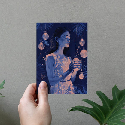 Wenskaart A little light for you in the dark van Botanopia in een hand