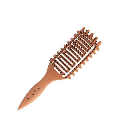 Rutin Curl Defining Hair Brush van Björk voor het creëren van  prachtige, pluisvrije krulbundels 