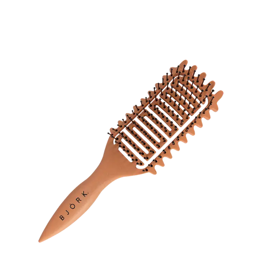 Rutin Curl Defining Hair Brush van Björk voor het creëren van  prachtige, pluisvrije krulbundels 