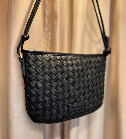 Brenda Lavish crossbody handtas zwart gevlochten leer TREATS