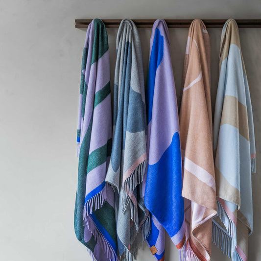 Gallery plaids van Mette Ditmer in verschillende kleuren aan een rek