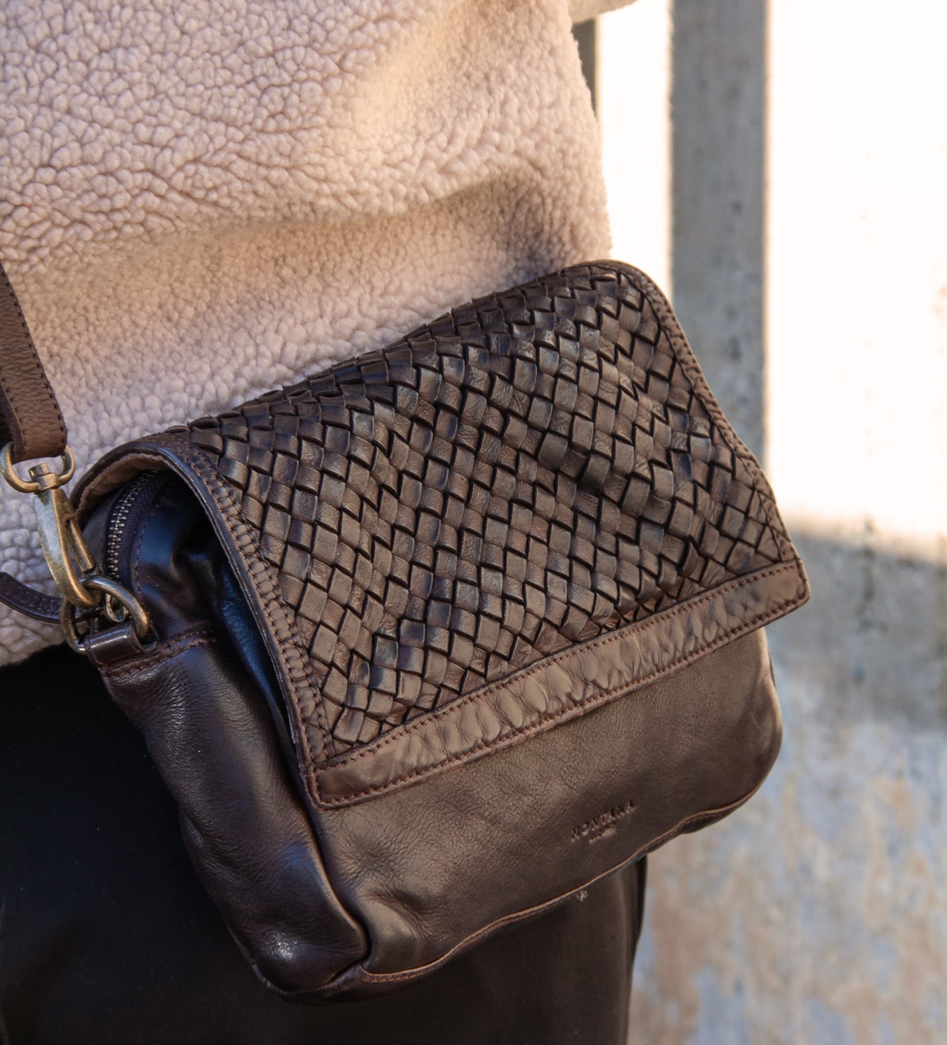 Jardine Urban gedragen als crossbody - compact en karaktervol