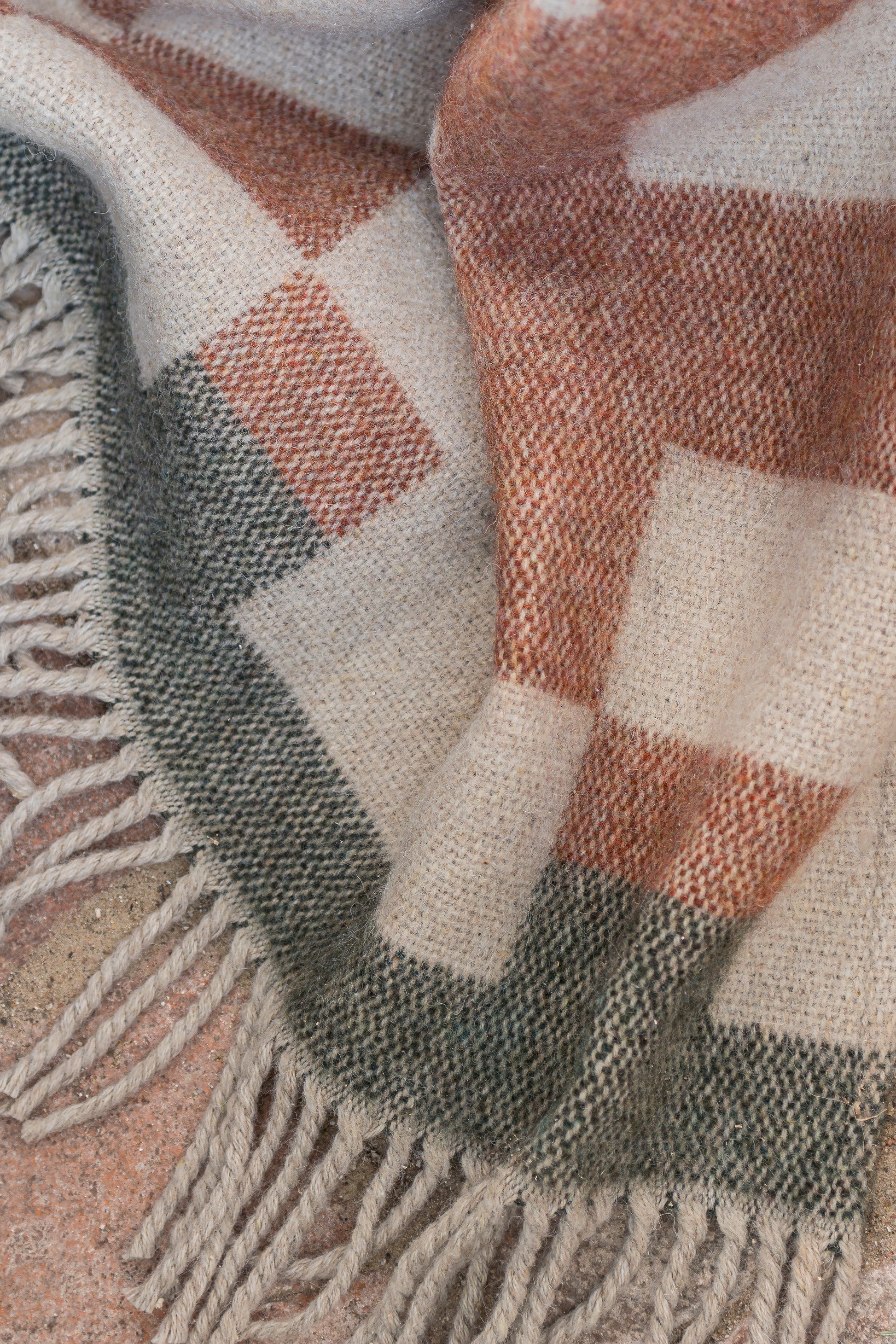 Warmte en gezelligheid onder een plaid van recycled wol, Mette Ditmer