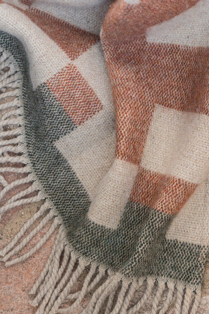 Warmte en gezelligheid onder een plaid van recycled wol, Mette Ditmer