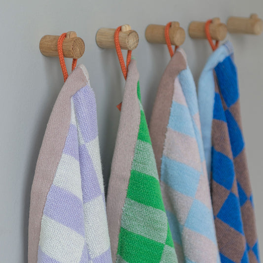 RETRO handdoeken van Mette Ditmer in verschillende kleuren aan houten haken