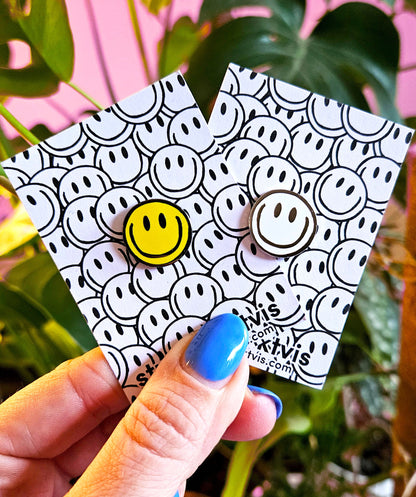 Pin Smiley Yellow van Studio Inktvis, geel en wit