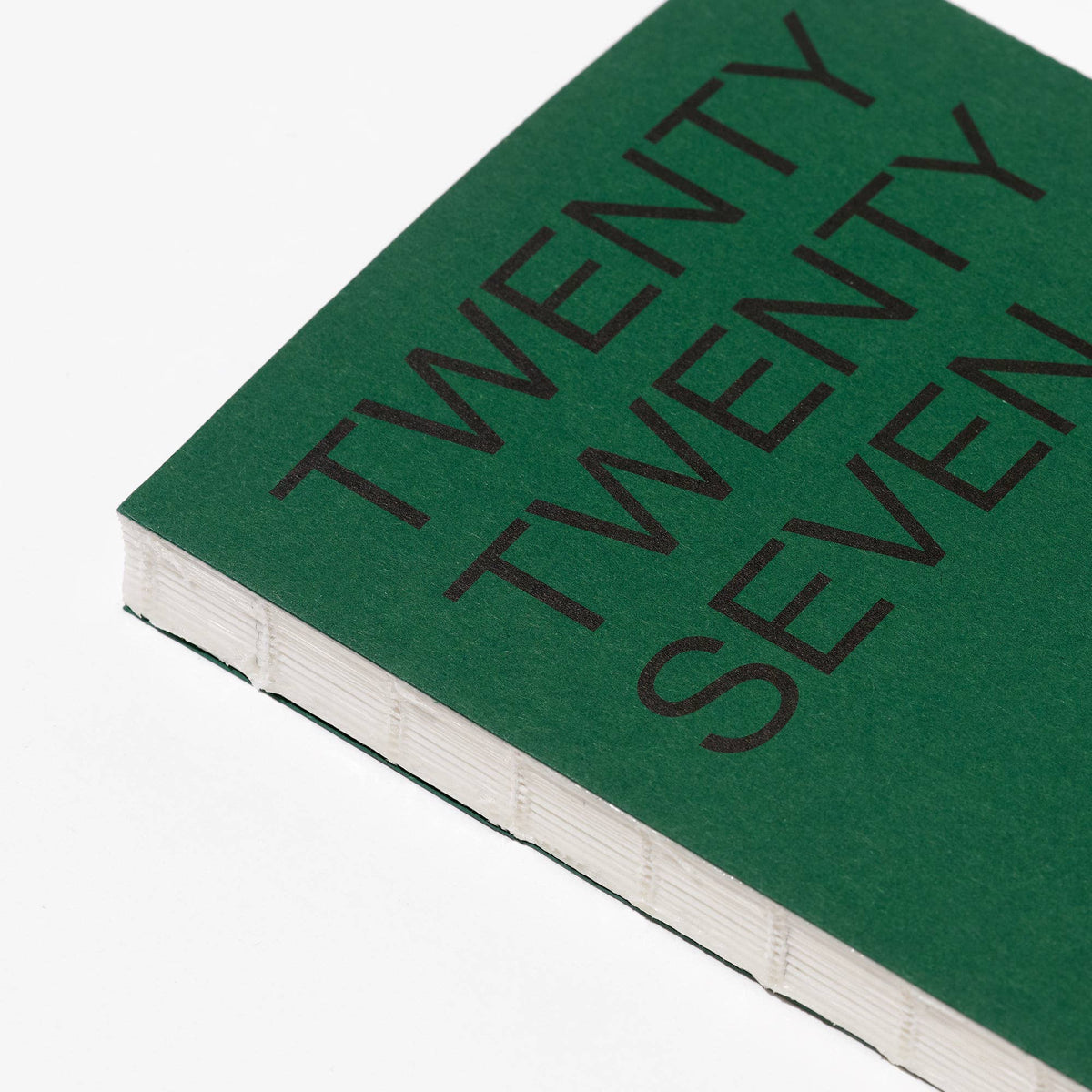 Close-up van het smaragdgroene omslag van de agenda 2027 van This Might Work