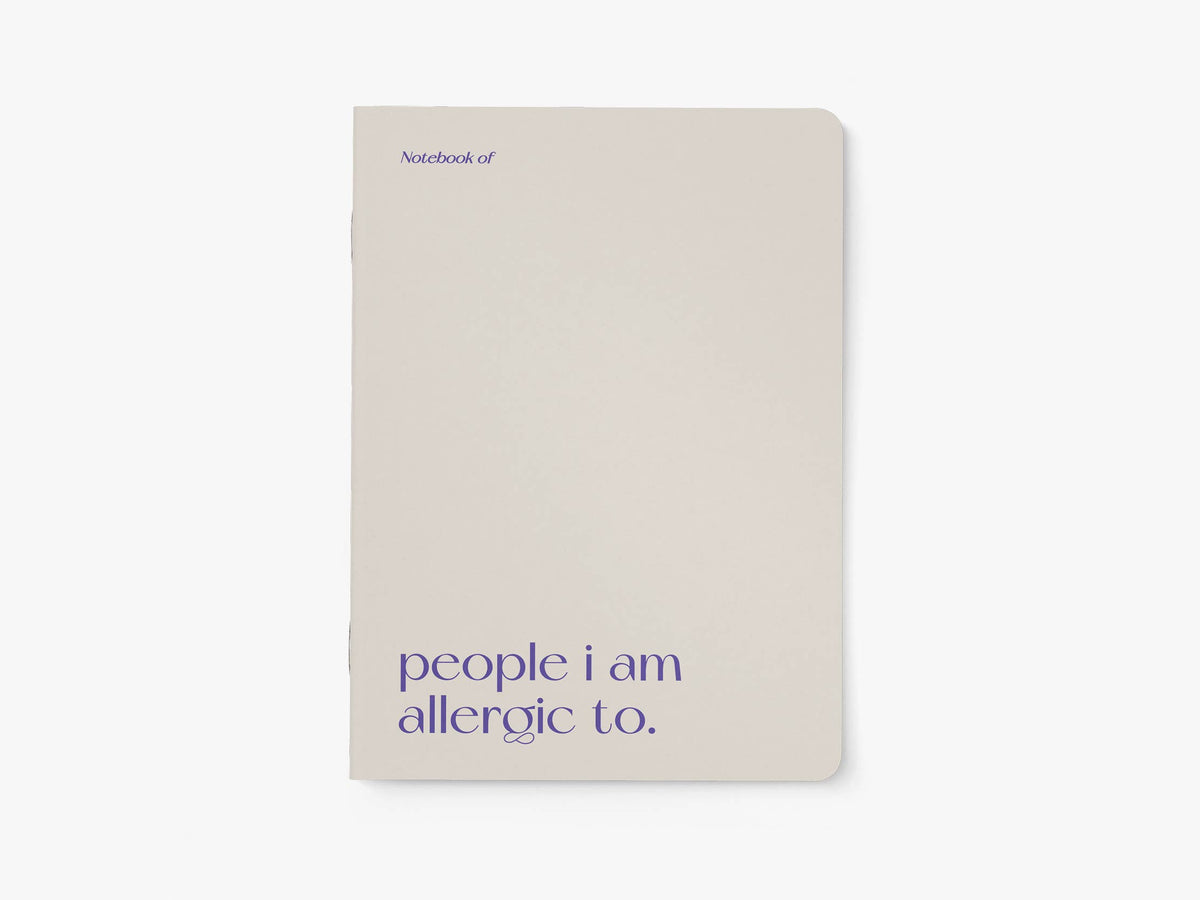Notitieboek A5 van typealive, zandkleurig met blauwe tekst 'people i am allergic to.', vooraanzicht