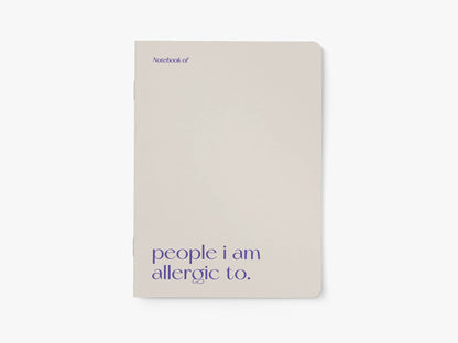 Notitieboek A5 van typealive, zandkleurig met blauwe tekst 'people i am allergic to.', vooraanzicht