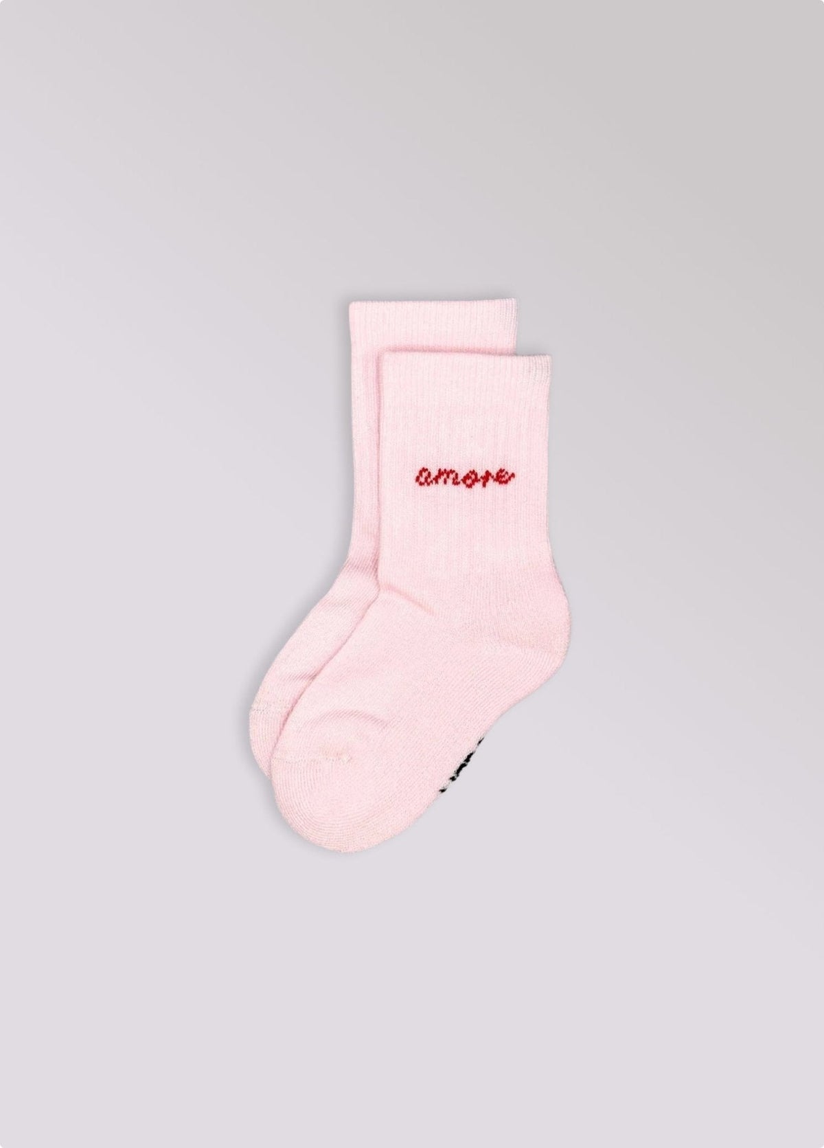Lichtroze babysokken Amore van No Bad Days Club met rood geborduurd opschrift 'amore', productfoto