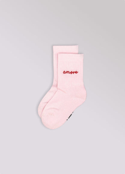Lichtroze babysokken Amore van No Bad Days Club met rood geborduurd opschrift 'amore', productfoto