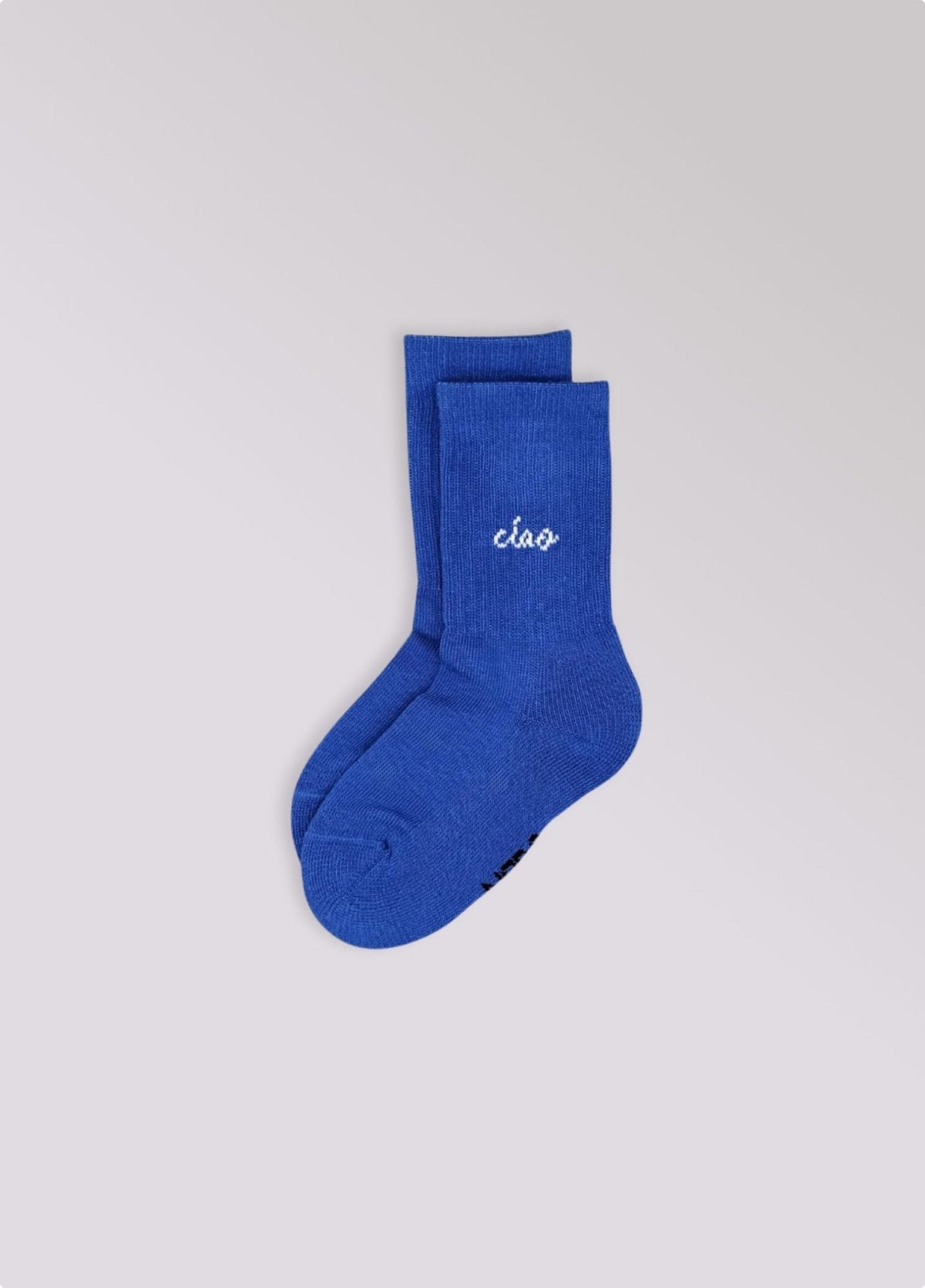 Kobaltblauwe babysok Ciao van No Bad Days Club met wit geborduurd opschrift 'ciao', productfoto