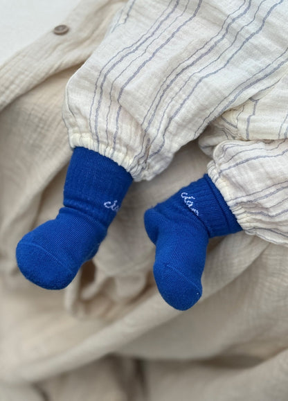 Babyvoetjes in kobaltblauwe babysokken Ciao van No Bad Days Club