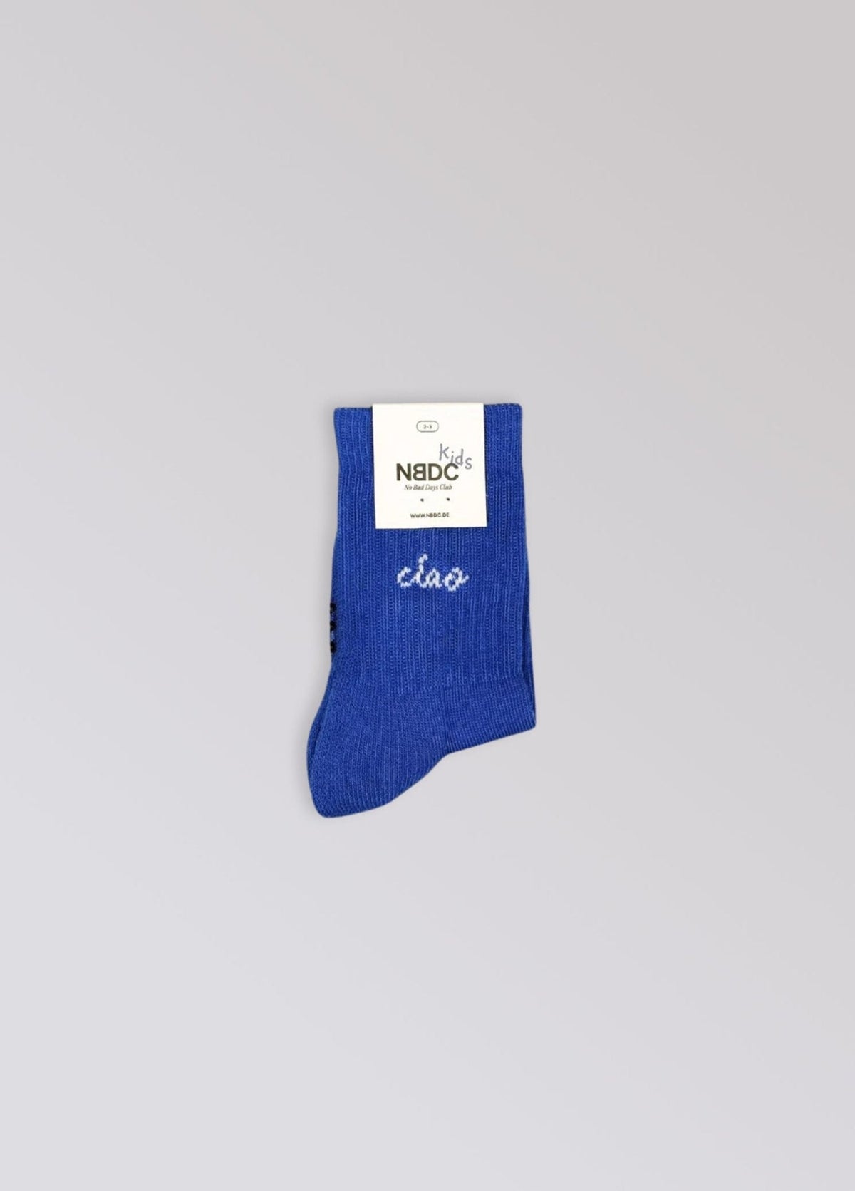 Babysok Ciao van No Bad Days Club met NBDC-label, kobaltblauw met wit opschrift