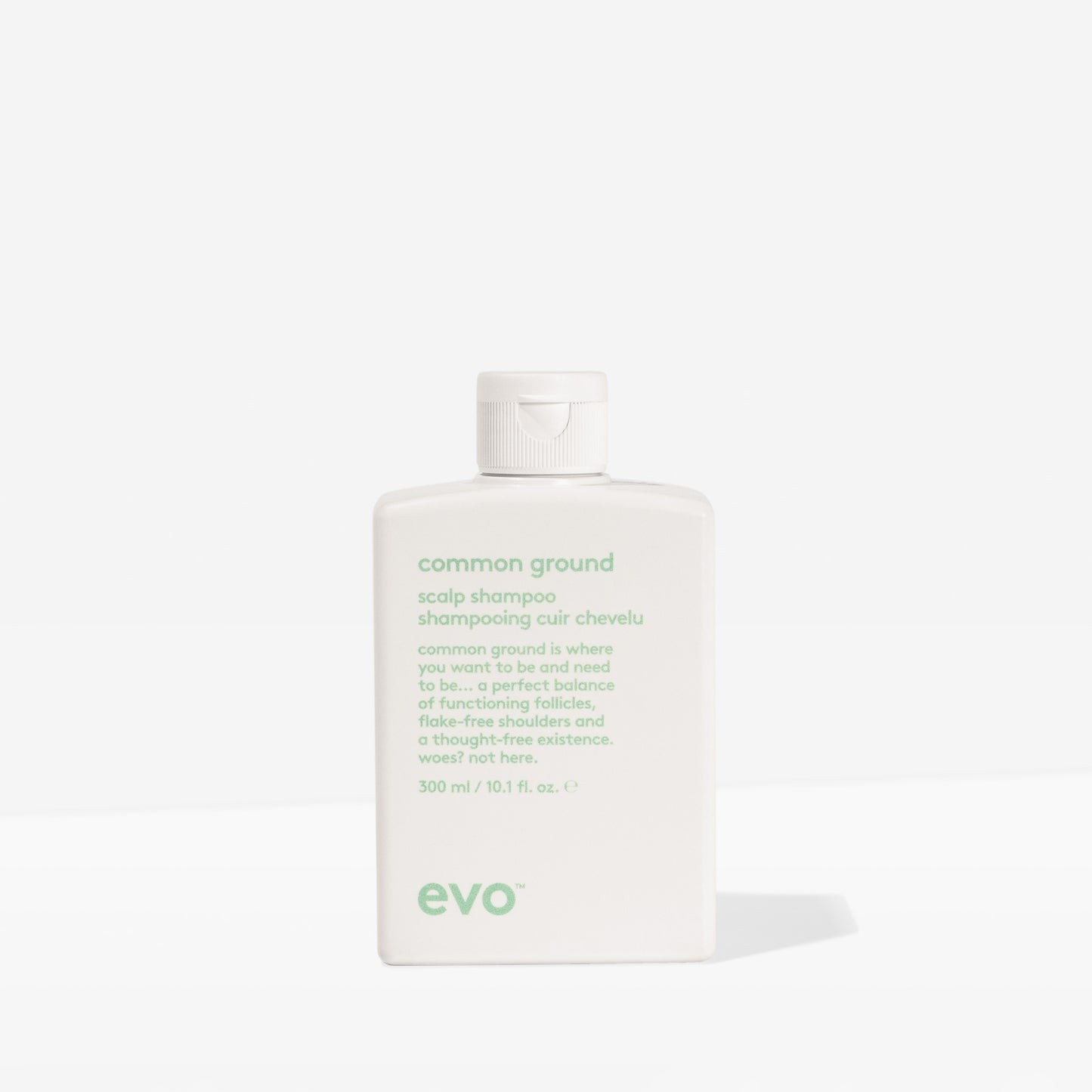 Evo common ground scalp shampoo is de perfecte, kalmerende eerste stap in je haarverzorgingsroutine, ideaal te combineren met de Evo Ground Control Scalp Treatment. Voor wie last heeft van schilfertjes, jeuk of een verstoorde talgproductie.