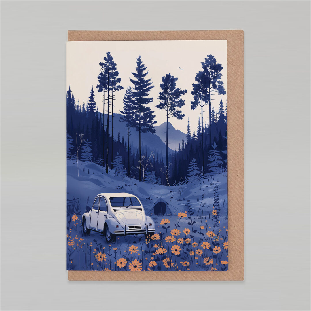 Wenskaart Camping Adventure van Botanopia met kraft envelop, op een grijze achtergrond