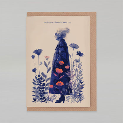 Wenskaart Getting more fabulous each year van Botanopia met kraft envelop, op een grijze achtergrond