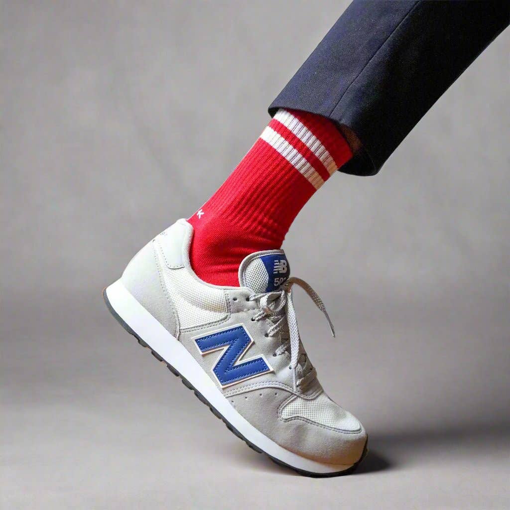 Retro sport sokken Klue rood-wit geven de ultieme pop-of-color voor jouw outfit.