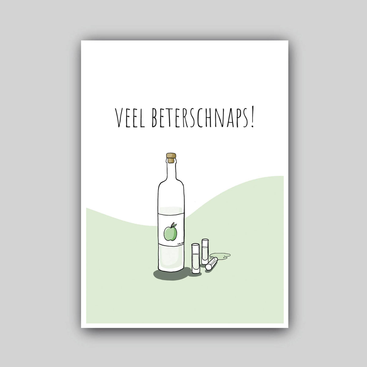 Wenskaart Veel beterschnaps! van Studio Raquelle: een fles appelschnaps met twee shotglaasjes en de tekst Veel beterschnaps!