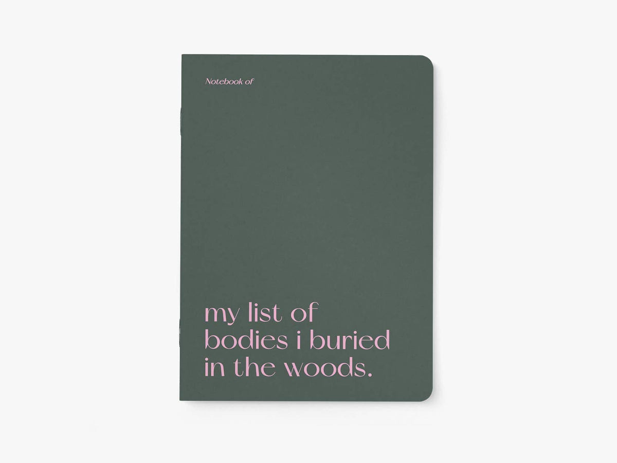Notitieboek A5 van typealive, donkergroen met witte tekst 'my list of bodies i buried in the woods.', vooraanzicht