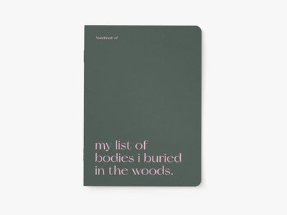 Notitieboek A5 van typealive, donkergroen met witte tekst 'my list of bodies i buried in the woods.', vooraanzicht
