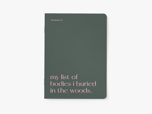 Notitieboek A5 van typealive, donkergroen met witte tekst 'my list of bodies i buried in the woods.', vooraanzicht